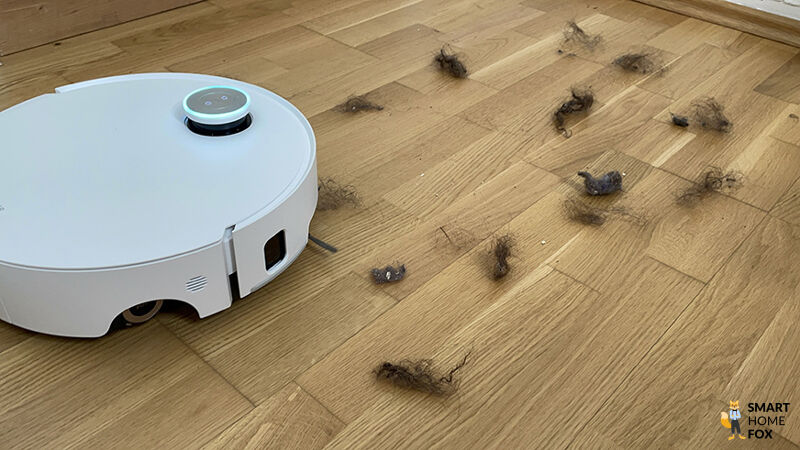 Der Dreame Aqua10 wird mit langen Haaren im Anti-Tangle-Test belastet.